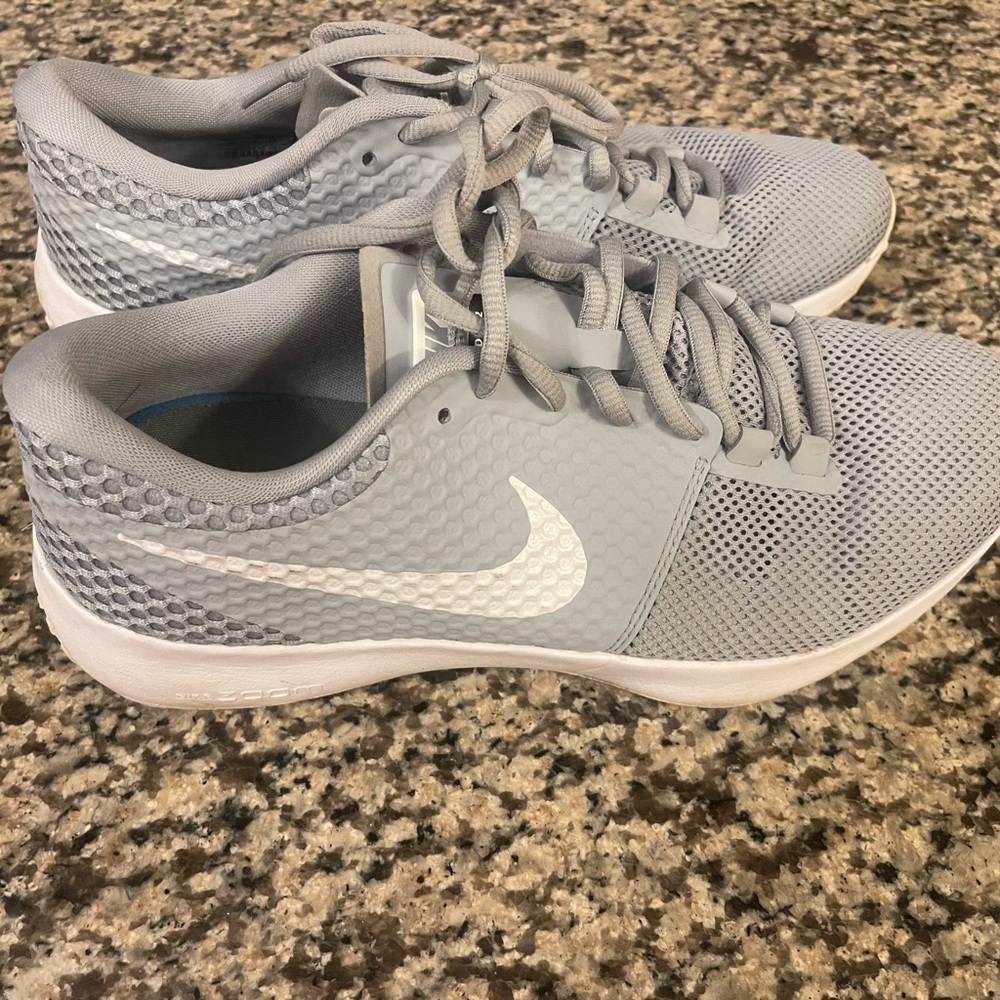 Nike Men's Gray Athletic Shoes